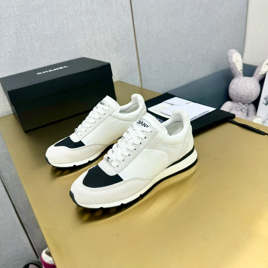 👟👟Ex-factory price 560👟👟 CHANEL Chanel thick-soled panda sneakers Panda biscuit shoes Chanel 2024ss popular panda shoes 🐼Colorful thick-soled casual sports shoes sneakers counter synchronization The counter is very popular Very difficult to buy a shoe The most popular thick-soled panda shoes on the Internet It can be imagined that small fragrance control can not miss it, both appearance and comfort coexist Simple and versatile white shoes. The thick sole increases height and is super versatile. You can wear it with your eyes closed😍Whoever wears it will look better. Upper: calfskin. Lining: imported sheepskin lining. Outsole: TPU original outsole. Size: 35-40 (41 customized.